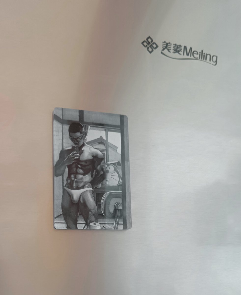 我就做个冰箱贴，商家们看到我的画个个跟看到洪水猛兽似的避之不及😒。咱也不知这些人到底怕个啥，非说是敏感图，到底哪敏感了？小内裤我都给穿上了还敏感？是你们神经敏感吧？真是脑子保守看啥都不正常！在吃了无数闭门羹后终于有户好人家愿给我做了。这个世界终归还是有不少善良之人哒😊