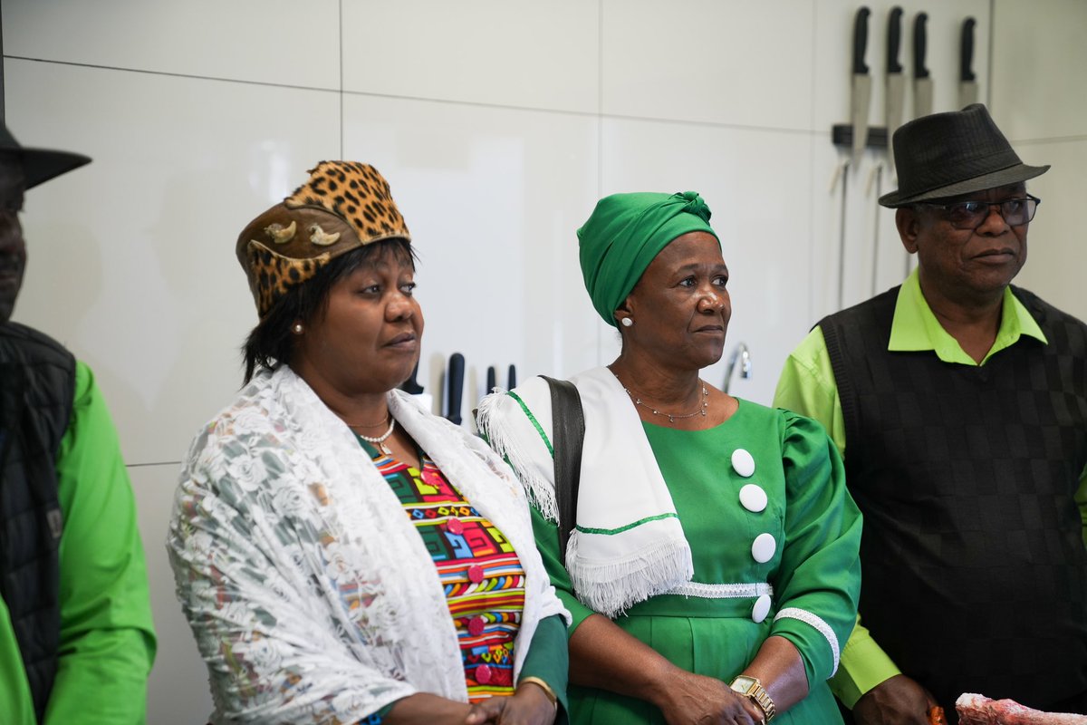 BeFreeYouth's tweet photo. This morning, Gaos Juliane Gawa-!Nas, Queen of the /Khomanin Traditional Authority &amp; her team donated an Oryx Carcass to our #BeFree Meals Kitchen, which serves over 200 #BeFree members a day. 🍽️

The donation was handed over by the queen on behalf of the /Khomanin Community. https://t.co/0bfVAmNrse