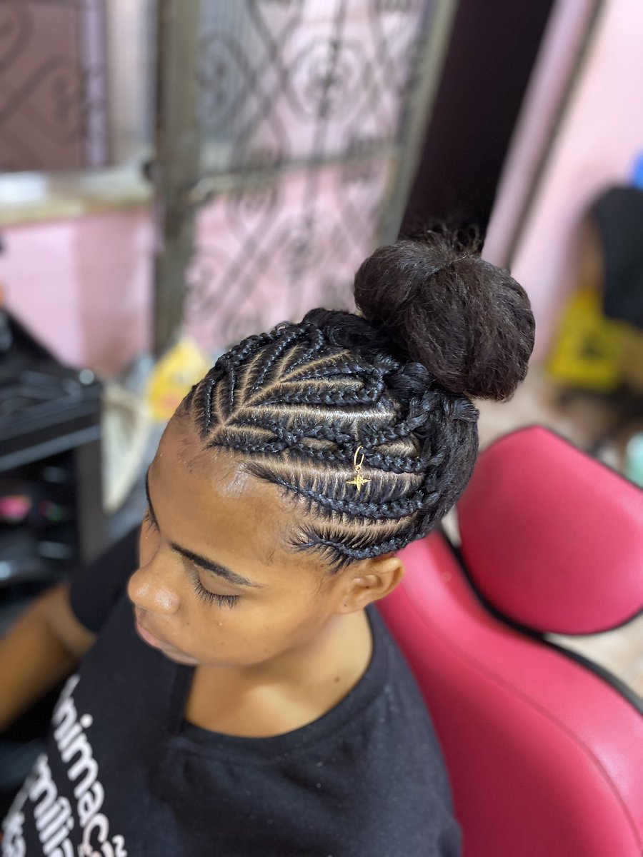 Trança nagô frente toda por apenas 25,00 até sexta!! Obs: qualquer modelo
@milene_trancista