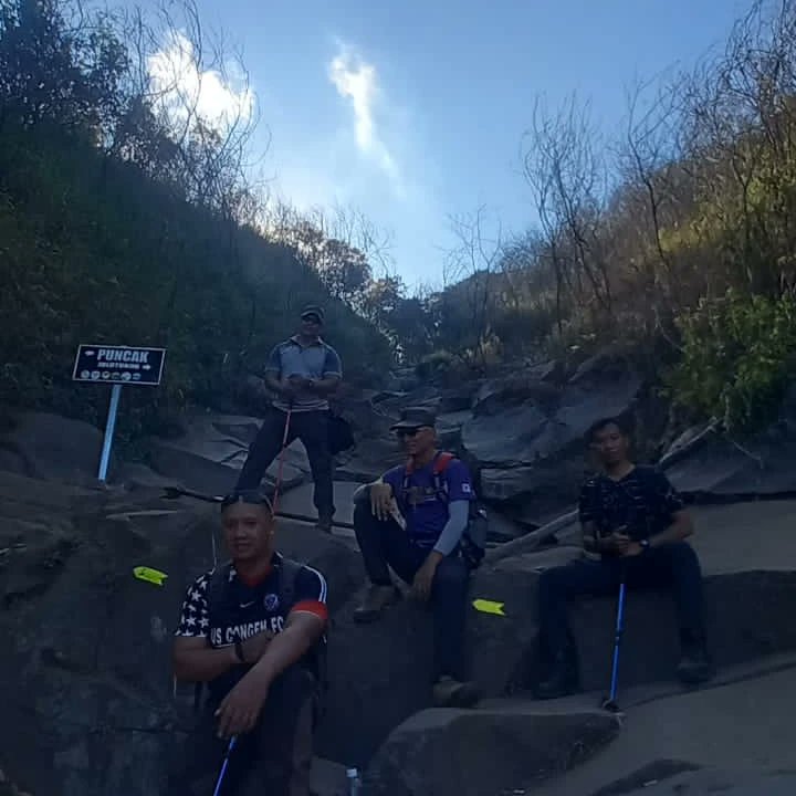 Naiknya 4 jam, sampe puncak istirahat, foto foto paling setengah jam, pegelnya seminggu, kenanganya sampai tua....😁