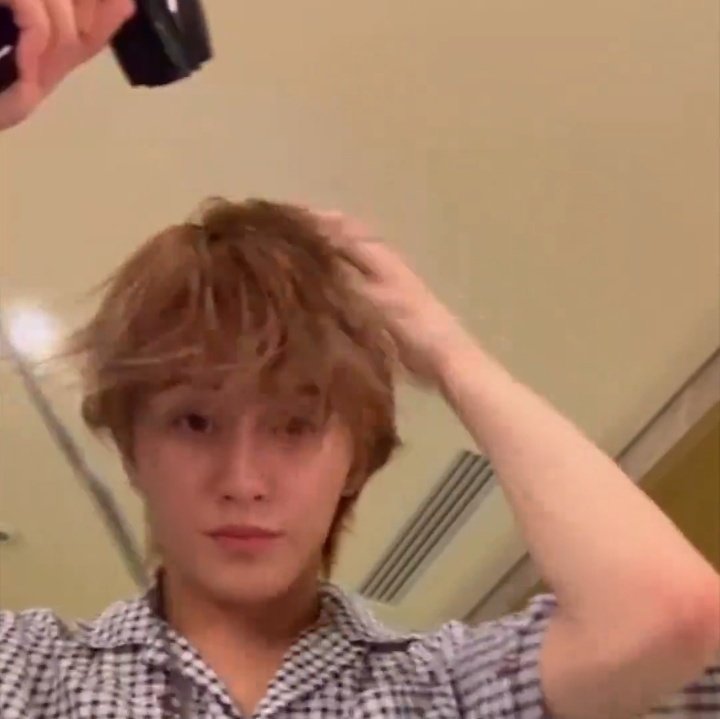 marklopsemangka's tweet photo. 🗣️: jadi fans mentok cuman liat dia dance ato nyanyi kan? 

meanwhile mark: liat idolnya (mark lee) hapus make up, hairdryer, sikat gigi, tidur...kita udh ditahap kayak vidcall jir https://t.co/PYvmsAXjd6