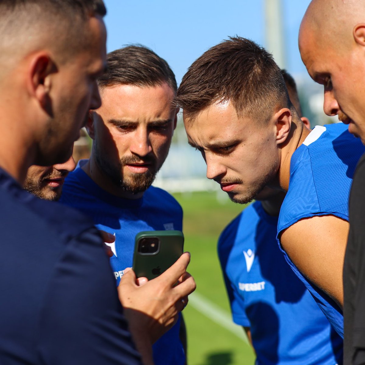 LechPoznan's tweet photo. Kiedy w trakcie treningu dowiadujecie się o powołaniu Bartka do reprezentacji 🇵🇱 https://t.co/RWqHaBxAxv