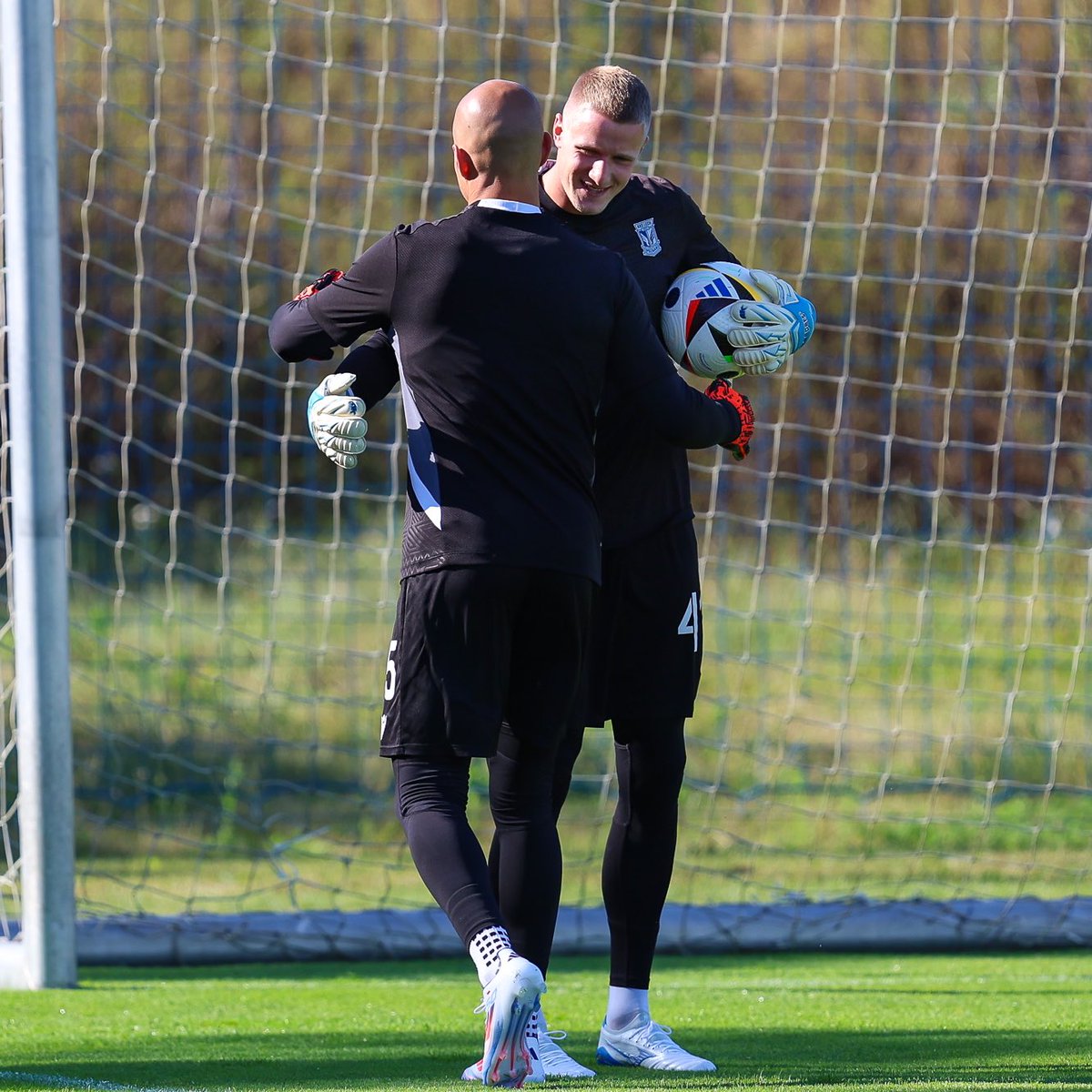 LechPoznan's tweet photo. Kiedy w trakcie treningu dowiadujecie się o powołaniu Bartka do reprezentacji 🇵🇱 https://t.co/RWqHaBxAxv
