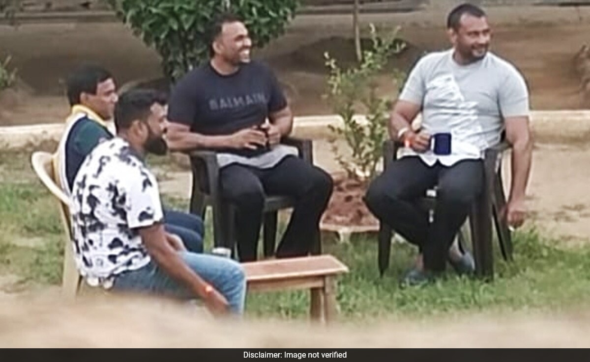 akbarshaikh178's tweet photo. Actor Darshan To Be Shifted After Row Over VIP Treatment In Bengaluru Jail .. #Darshan #DarshanVideoCall https://t.co/ZN3K0j4hwi