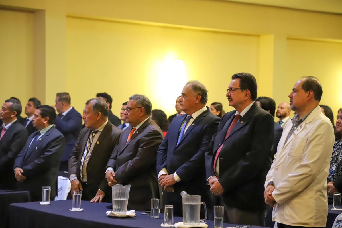 USAC_oficial's tweet photo. Galardón al Profesor Universitario Interino Destacado: reconociendo la innovación y el compromiso en la USAC
La Universidad de San Carlos de Guatemala (USAC) celebró con gran éxito el Galardón al Profesor Universitario Interino Destacado en Innovación, Docencia, Científica y/o Tecnológica, un evento que resaltó la dedicación y el compromiso de los docentes interinos en la institución.
El evento contó con la presencia de las máximas autoridades de la universidad, encabezadas por el M. A. Walter Mazariegos, Rector de la USAC, quien estuvo acompañado por la M. A. Brenda Marroquín, Directora General de Docencia; y el abogado Luis Cordón, Secretario General de la USAC.
Durante su intervención, el Rector Mazariegos destacó los retos que la USAC afrontará en un futuro próximo. También subrayó la importancia de los proyectos que se han impulsado tanto a nivel nacional como internacional.
“Nuestros docentes son la columna vertebral de la universidad. Su dedicación y constante búsqueda de mejorar nos ha permitido alcanzar logros significativos en tecnología y en la implementación de nuevas metodologías de enseñanza. Continuaremos invirtiendo en investigación y desarrollo tecnológico para mantener a nuestra universidad a la vanguardia”, afirmó Mazariegos.
Asimismo, elogió los avances realizados en los centros universitarios y unidades académicas, resaltando el impacto positivo que estos han tenido en la calidad educativa de la institución.
La M. A. Brenda Marroquín felicitó a todas las divisiones que forman parte de la Dirección General de Docencia (DIGED) y las animó a seguir avanzando en sus respectivos campos.
“Cada una de nuestras divisiones desempeña un papel crucial en el desarrollo académico de nuestros estudiantes. Desde la Dirección de Desarrollo Académico hasta la Unidad de Salud y Orientación Vocacional, cada uno de ustedes ha contribuido al crecimiento y fortalecimiento de nuestra universidad”, expresó Marroquín.
El evento concluyó con la entrega de reconocimientos a los profesores universitarios interinos, quienes se mostraron visiblemente emocionados y agradecidos por el galardón. Este reconocimiento es una muestra del compromiso de la USAC con la excelencia académica y la innovación. Además, reafirma su misión de seguir siendo un referente en la educación superior en Guatemala.
#USAC #SoyUSAC #DIGED