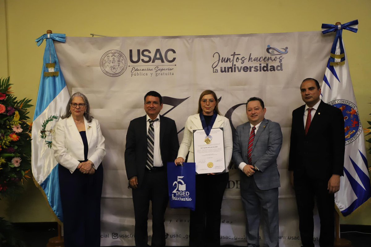 USAC_oficial's tweet photo. Galardón al Profesor Universitario Interino Destacado: reconociendo la innovación y el compromiso en la USAC
La Universidad de San Carlos de Guatemala (USAC) celebró con gran éxito el Galardón al Profesor Universitario Interino Destacado en Innovación, Docencia, Científica y/o Tecnológica, un evento que resaltó la dedicación y el compromiso de los docentes interinos en la institución.
El evento contó con la presencia de las máximas autoridades de la universidad, encabezadas por el M. A. Walter Mazariegos, Rector de la USAC, quien estuvo acompañado por la M. A. Brenda Marroquín, Directora General de Docencia; y el abogado Luis Cordón, Secretario General de la USAC.
Durante su intervención, el Rector Mazariegos destacó los retos que la USAC afrontará en un futuro próximo. También subrayó la importancia de los proyectos que se han impulsado tanto a nivel nacional como internacional.
“Nuestros docentes son la columna vertebral de la universidad. Su dedicación y constante búsqueda de mejorar nos ha permitido alcanzar logros significativos en tecnología y en la implementación de nuevas metodologías de enseñanza. Continuaremos invirtiendo en investigación y desarrollo tecnológico para mantener a nuestra universidad a la vanguardia”, afirmó Mazariegos.
Asimismo, elogió los avances realizados en los centros universitarios y unidades académicas, resaltando el impacto positivo que estos han tenido en la calidad educativa de la institución.
La M. A. Brenda Marroquín felicitó a todas las divisiones que forman parte de la Dirección General de Docencia (DIGED) y las animó a seguir avanzando en sus respectivos campos.
“Cada una de nuestras divisiones desempeña un papel crucial en el desarrollo académico de nuestros estudiantes. Desde la Dirección de Desarrollo Académico hasta la Unidad de Salud y Orientación Vocacional, cada uno de ustedes ha contribuido al crecimiento y fortalecimiento de nuestra universidad”, expresó Marroquín.
El evento concluyó con la entrega de reconocimientos a los profesores universitarios interinos, quienes se mostraron visiblemente emocionados y agradecidos por el galardón. Este reconocimiento es una muestra del compromiso de la USAC con la excelencia académica y la innovación. Además, reafirma su misión de seguir siendo un referente en la educación superior en Guatemala.
#USAC #SoyUSAC #DIGED