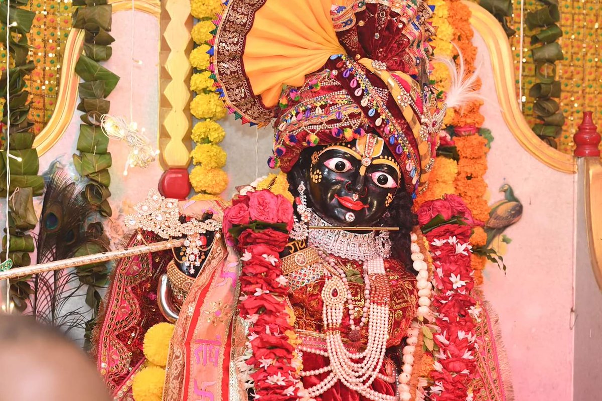 Rajeshm19791's tweet image. मस्ती में रंग मस्ताने हो गए 
श्याम तेरे नाम के दीवाने हो गए

 हर वर्ष की भाँति इस वर्ष भी जन्माष्टमी पर माता वैष्णो देवी मंदिर हमारे कालोनी में 
स्थित श्री कृष्ण  भगवान श्री  का पूजन-अर्चन कर आशीर्वाद ग्रहण किया।
बिहारी जी सदैव अपनी कृपा का आश्रय बनाए रखें।

#rajeshmishra