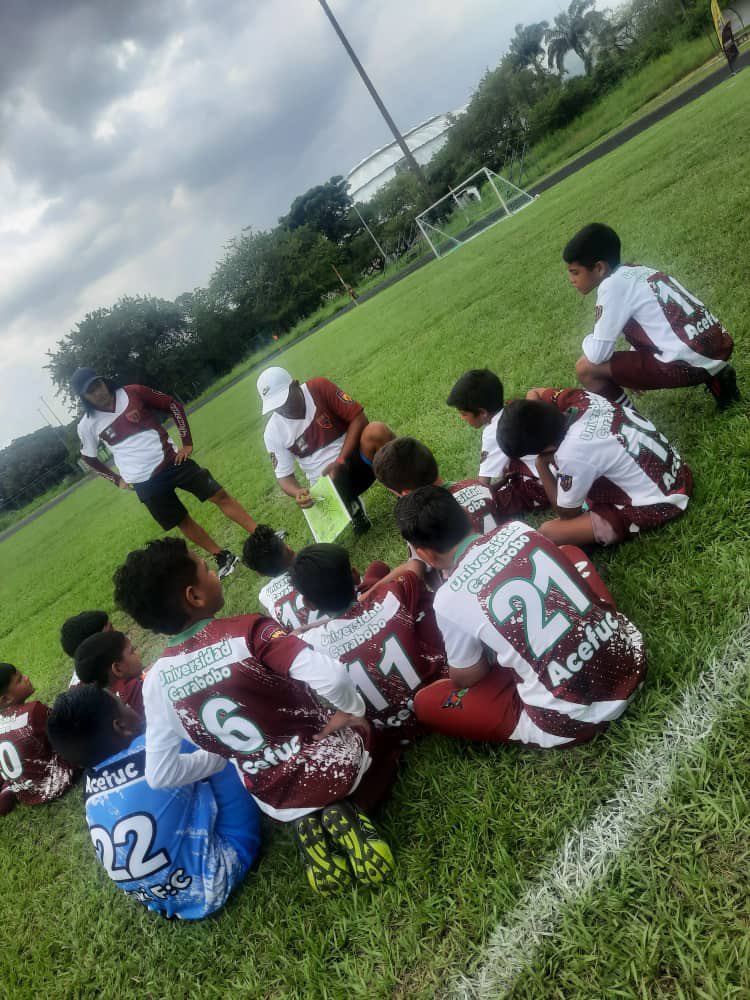 HPasquez's tweet photo. La Sub-11 de ACEFUC sigue con buen pie.
En la tercera fecha de torneo Batalla de Carabobo ACEFUC Barbula se llevó los 3 puntos tras superar 2 X 0 a Semillero Vinotinto los goles fueron obra de Santiago Chirinos y Kevin Pinto.
Su balance de 2 victoria,  un empate en 3 salidas. https://t.co/Q3qemS6U4f