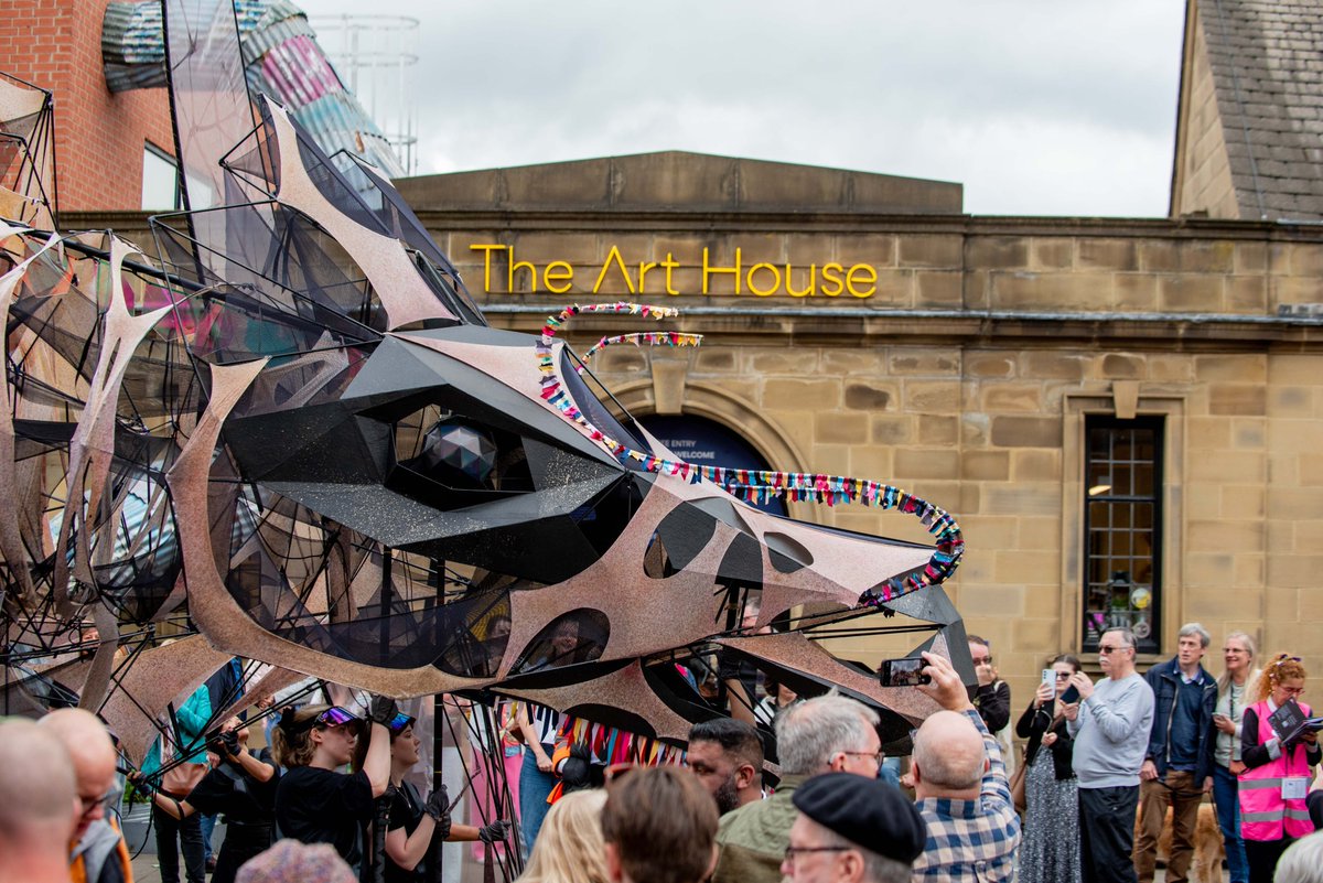 OurYear2024's tweet image. Bringing The Hatchling to Wakefield was a huge team effort 🐉

A heartfelt thank you to our amazing 20+ community groups, 450+ participants, 300+ staff and volunteers, contractors, producers, performers, puppeteers (and more!)

📸@JMA_Photography

#OurYear2024 #TheHatchling