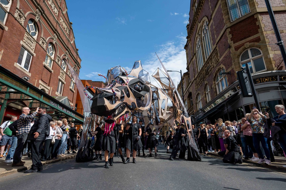 OurYear2024's tweet image. Bringing The Hatchling to Wakefield was a huge team effort 🐉

A heartfelt thank you to our amazing 20+ community groups, 450+ participants, 300+ staff and volunteers, contractors, producers, performers, puppeteers (and more!)

📸@JMA_Photography

#OurYear2024 #TheHatchling