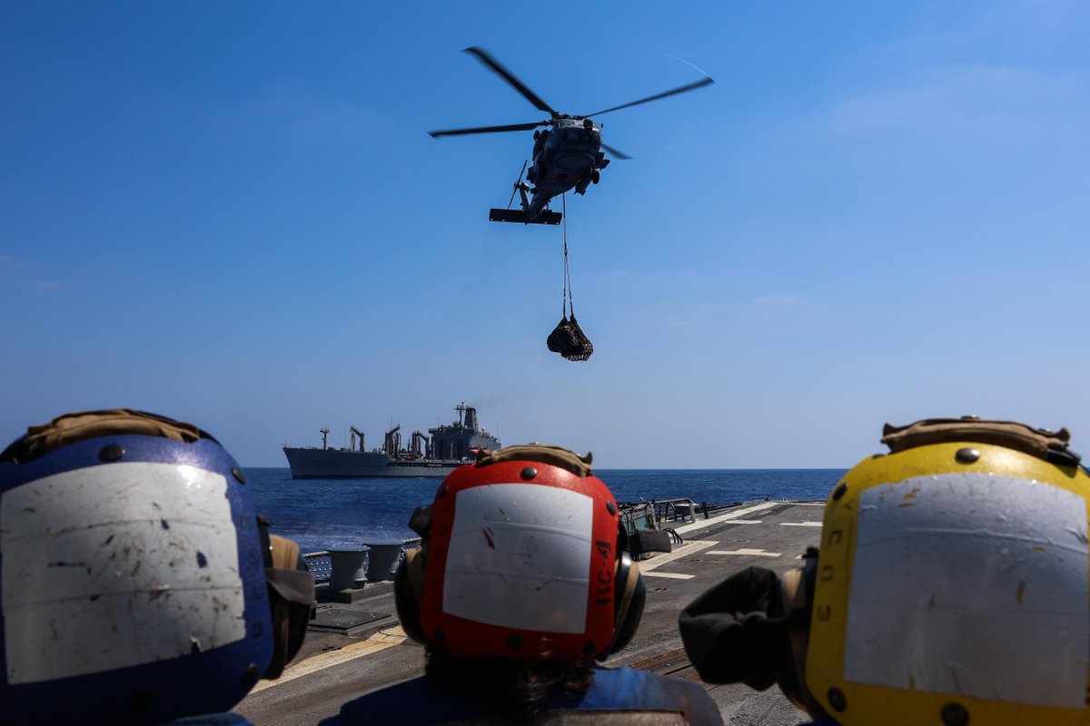 USNavyEurope's tweet image. Sometimes &quot; #goingshopping &quot; means calling in a #Romeosquadron 🚁 🛍️ 

#Sailors aboard the @ussbulkeley receive supplies from an #MH60R #Seahawk helicopter assigned to #HSM79 

📸 MC3 Joseph Macklin

#FlyNavy #GoNavy #NavalAviation #Aviation