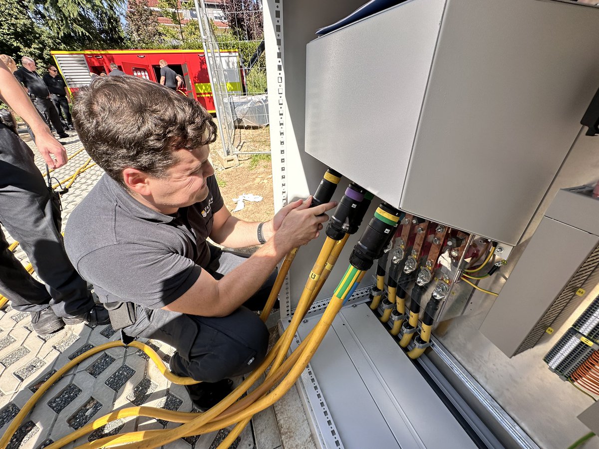 ffwbhg's tweet photo. Begehung und erfolgreicher Test der externen Stromeinspeisung durch AB-NEA an der neuen Albin-Göhring-Halle in @BadHomburgStadt Ober-Eschbach. Die Halle wird nunmehr auch als Bevölkerungsschutzstützpunkt eingeplant. #BadHomburg112 https://t.co/MdlqOdDMZ2