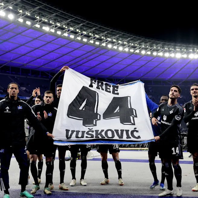 Der #HSV und seine Innenverteidiger zwischen 2021 und 2024. Eine Tragödie in zig Akten 👇

Saison 2020/2021 
Am Ende ein einziges Desaster mit Leistner, Jung, Ambrosius und van Drongelen

Saison 2021/2022
- Schonlau und Vuskovic kommen als neue IV
- Beide zusammen auf dem Feld