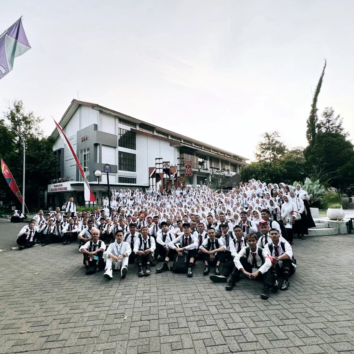 shafiracok's tweet photo. Saya Shafira Seisar Salsabila dari Fakultas Ilmu Pendidikan Bangga Menjadi Bagian dari Laskar Dewantara Muda 2024" 
@BEMUMOfficial
@UM_1954
#Day3PKKMBUM2024
#PKKMBUM2024
#MabaUM2024
#SinergiKreasi
#BEMUM2024
#UMtheOnlyOne
#SahabatMahasiswa
#LaskarDewantaraMuda https://t.co/84Jt3MLhy7