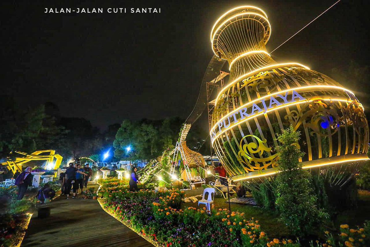 MalaysianFoods's tweet photo. Tempat Tarikan terbaru "Royal Floria Putrajaya 2024"

Royal Floria Putrajaya ini memang cantik. Bila siang boleh tengok warna-warni ribuan bunga. Tapi, bila malam pula boleh tengok lampu warna-warni menghiasi taman. Semuanya cantik tau. Rugi yer kalau tak pakai cantik, cantik dan bawa kamera. OOTD sini!!!

📅 Tarikh: 22 Ogos - 1 September 2024
📍 Lokasi: Monumen Alaf Baru, Presint 2, Putrajaya
🕒 9.00 pagi - 10.00 malam