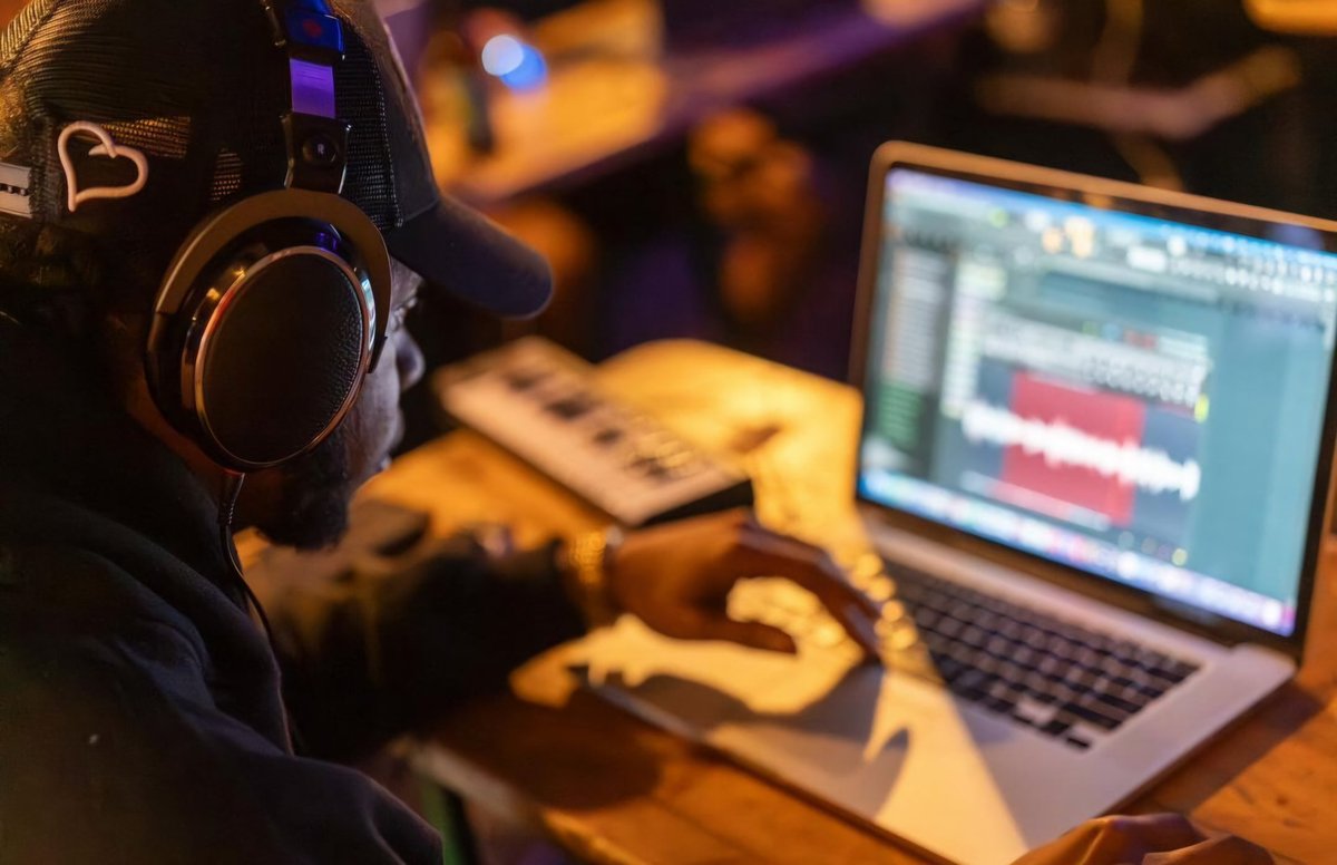 Dusty Ohms (@dustyohms) on Twitter photo Listen to @Loop_Sessions LDN 017:
Sample crate by <a href="/ProdByBigBubbs/">BigBubbs DaScientist</a> 💨
14 track playlist on SoundCloud.
This was a very dope one, big up everyone that repped. Run it up!
on.soundcloud.com/eEYUs
📍 The Axis, South East London Listen to @Loop_Sessions LDN 017:
Sample crate by <a href="/ProdByBigBubbs/">BigBubbs DaScientist</a> 💨
14 track playlist on SoundCloud.
This was a very dope one, big up everyone that repped. Run it up!
on.soundcloud.com/eEYUs
📍 The Axis, South East London