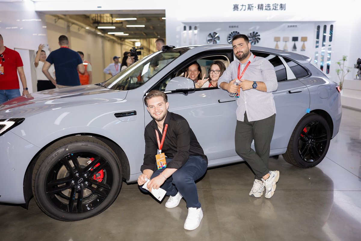 WangLutongMFA's tweet photo. The #2024 “Bridge of the Future” #China-Central and Eastern #Europe #Youth Campus concluded in #Chongqing. Over 30 young people from #CEECs attended a youth roundtable and explored the modern and dynamic city of Chongqing. More youth exchange of the kind is welcome. https://t.co/vG5FZp44YC