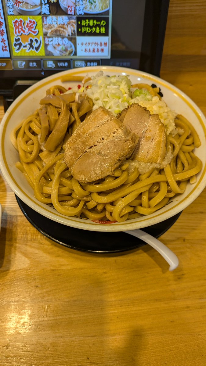 hoji_ramen's tweet photo. 自家製中華そば
麺の虜
ジャンキーまぜそば
大盛り（LINE友だち無料）
大盛り（麺量500g）
にんにく×2
生卵（3個）
脂少なめ
この麺も美味しいよ‼️
美味しい麺を溶き卵につけて食べるとマシでウマウマ👍👍👍👍
また食べたいジャンキーまぜそばです‼️

📢  旨いよー https://t.co/U291ee42H2