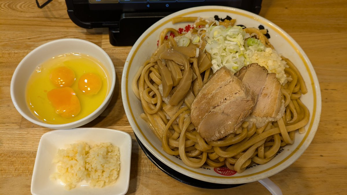 hoji_ramen's tweet photo. 自家製中華そば
麺の虜
ジャンキーまぜそば
大盛り（LINE友だち無料）
大盛り（麺量500g）
にんにく×2
生卵（3個）
脂少なめ
この麺も美味しいよ‼️
美味しい麺を溶き卵につけて食べるとマシでウマウマ👍👍👍👍
また食べたいジャンキーまぜそばです‼️

📢  旨いよー https://t.co/U291ee42H2