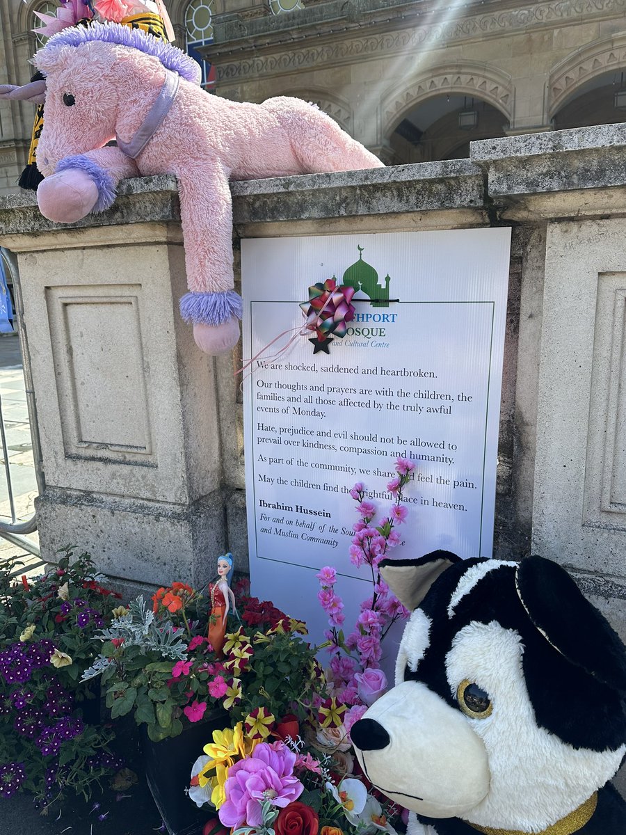 RE_DailyMail's tweet photo. Incredibly moving scenes at #Southport ahead of the King’s visit today. The flowers have been here since the deaths of the little girls last month and the soft toys are brought out when the weather is good ❤️ https://t.co/N7ZrKW8lBt
