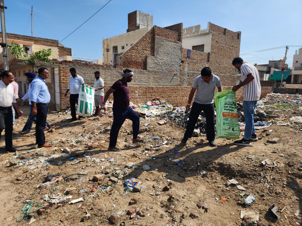 aboharchokho's tweet photo. Special Cleanliness Drive Plastic Picking Drive. #sourcesegregation #wetwaste #compost #insta #facebookreel #solidwastemanagement #swm #ulbcode800214 #ulbabohar #MunicipalCorporation https://t.co/o9WJ609Jk1