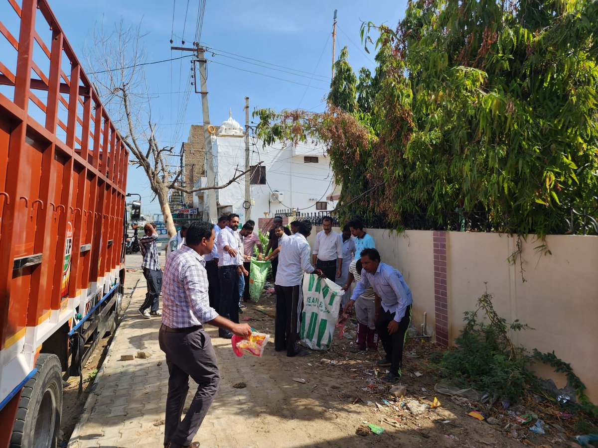 aboharchokho's tweet photo. Special Cleanliness Drive Plastic Picking Drive. #sourcesegregation #wetwaste #compost #insta #facebookreel #solidwastemanagement #swm #ulbcode800214 #ulbabohar #MunicipalCorporation https://t.co/o9WJ609Jk1