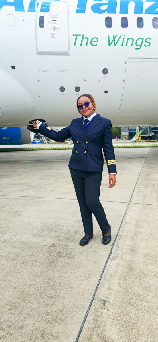 Huyu ni Rubani Cecylia Gellejah, mwanamke pekee miongoni mwa marubani wetu wanorusha Boeing 787-8 Dreamliner kutoka Charleston SC Marekani hadi Zanzibar.

#FlyAirTanzania 
#mbawazaviwango
#airtanzaniapremiumwings
#TheWingsofKilimanjaro