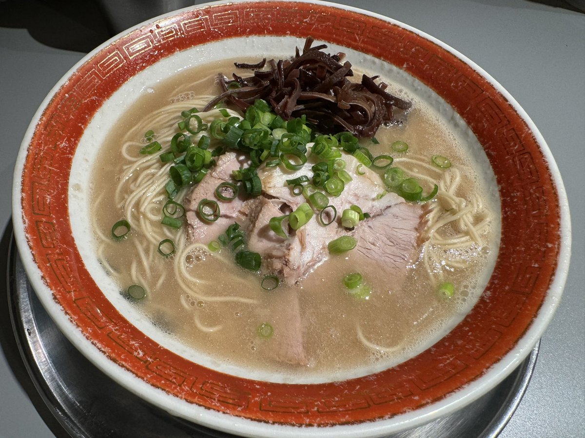 kyuma3000's tweet photo. 今日は初めての。麺でる相模原に。

博多ラーメンと小豚を食べちゃいました。

替え玉も3回しちゃった🤪

普通に博多ラーメン美味しくて豚も素晴らしいくらい美味でした😀

#麺でる相模原 https://t.co/wOLDW93n4D