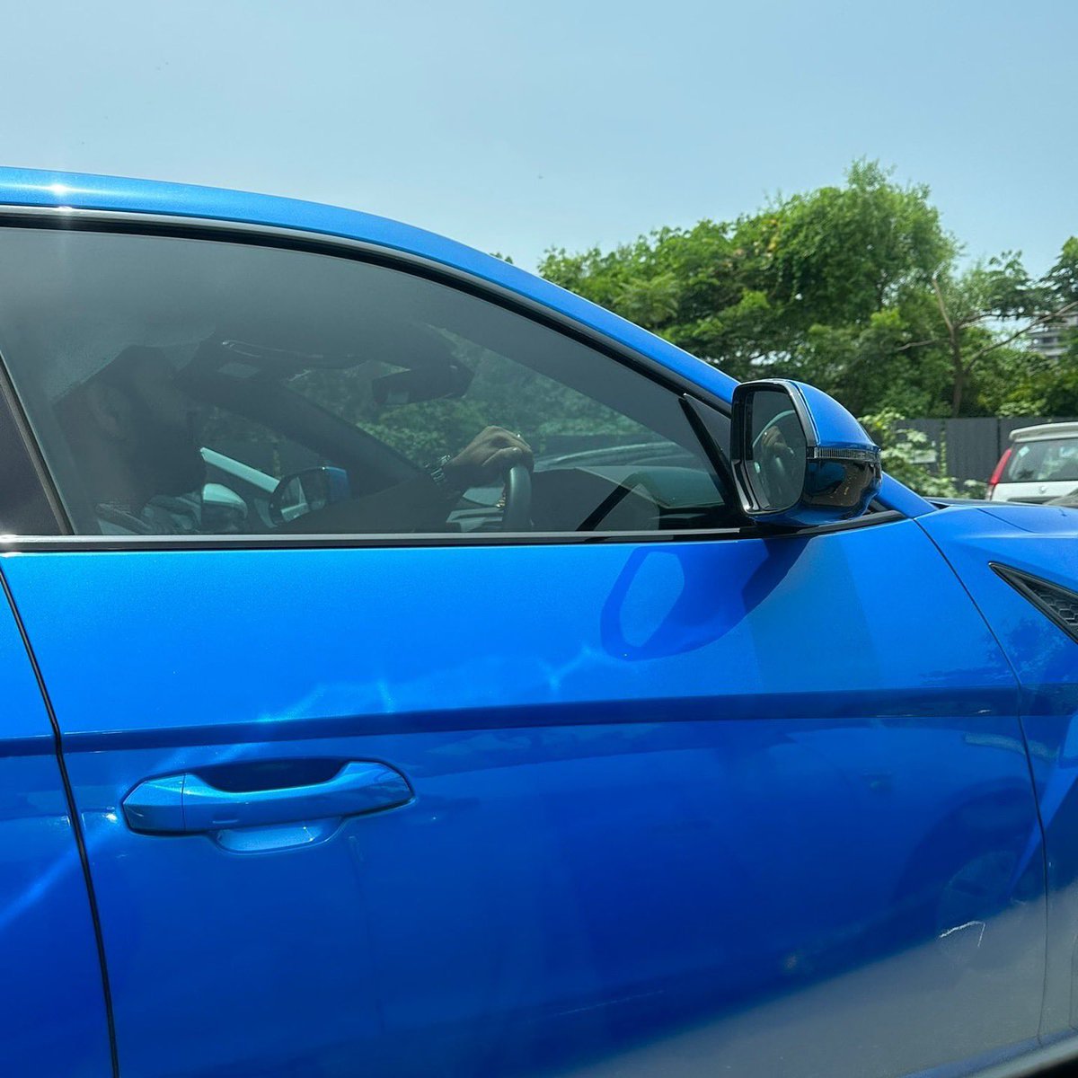 rushiii_12's tweet photo. Letest : Captain Rohit Sharma spotted in his dashing lamborghini car 🥶🔥🐐

The AURA of @ImRo45 🐐 https://t.co/X26SUNnwjd