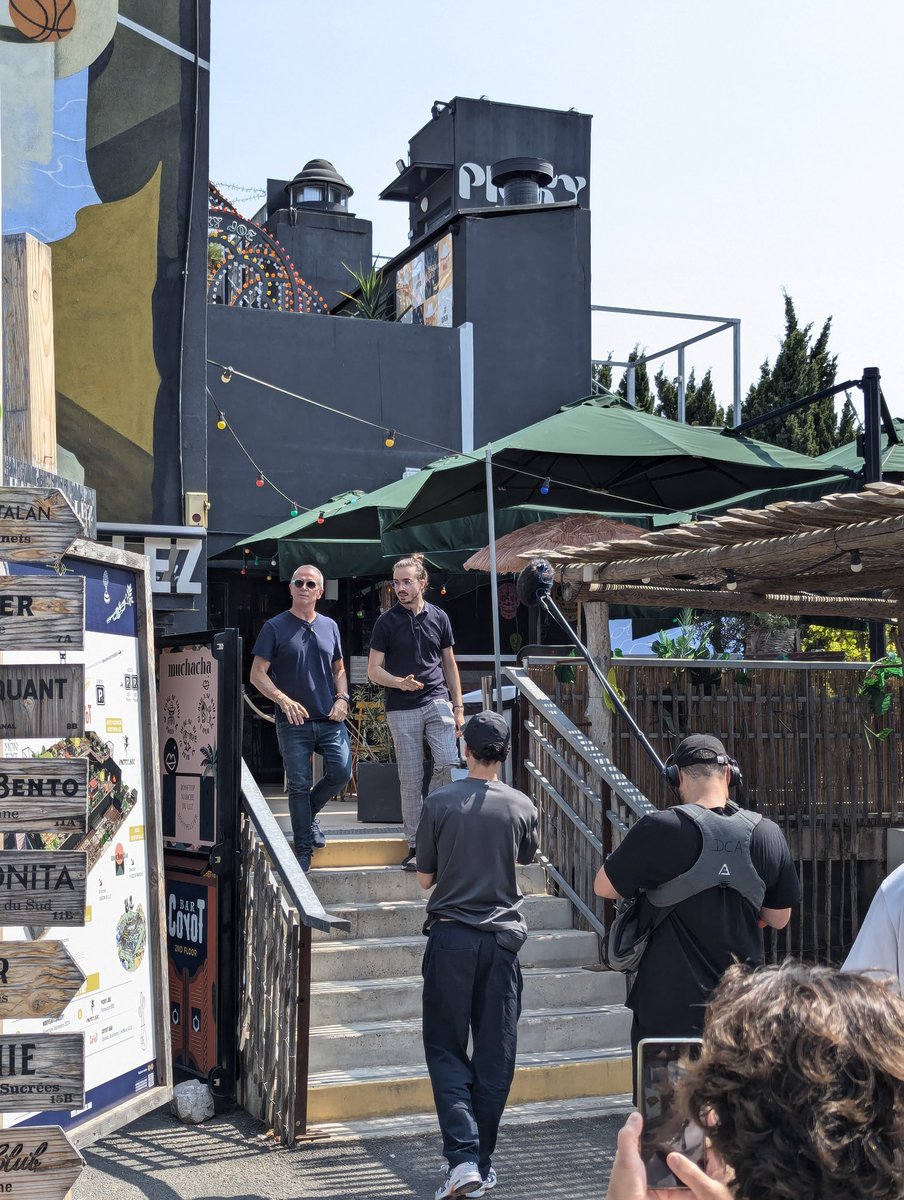 Ça part traîner au #MarchéduLez pour passer du bon temps en famille et fêter l'anniv d'<a href="/Yziia/">Yziia</a> ! Et qui c'est qu'on croise là-bas ? Un <a href="/SamuelEtienne/">Samuel Etienne</a> sauvage dis donc 👀
Bon, il était en cours de tournage, j'aurais aimé le voir et qu'il souhaite un bon anniv' à ma sœur 👌😁