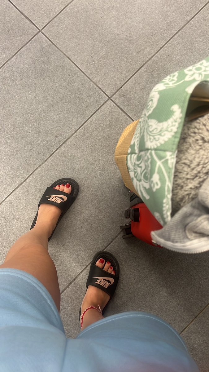 Lolitaa_feet84's tweet photo. En plein voyage 🧳 , arroser moi d’offrandes 🤑💸
#chien #soumi #exclave #pied #manicure #voyage #money https://t.co/7GRgkl4vj3