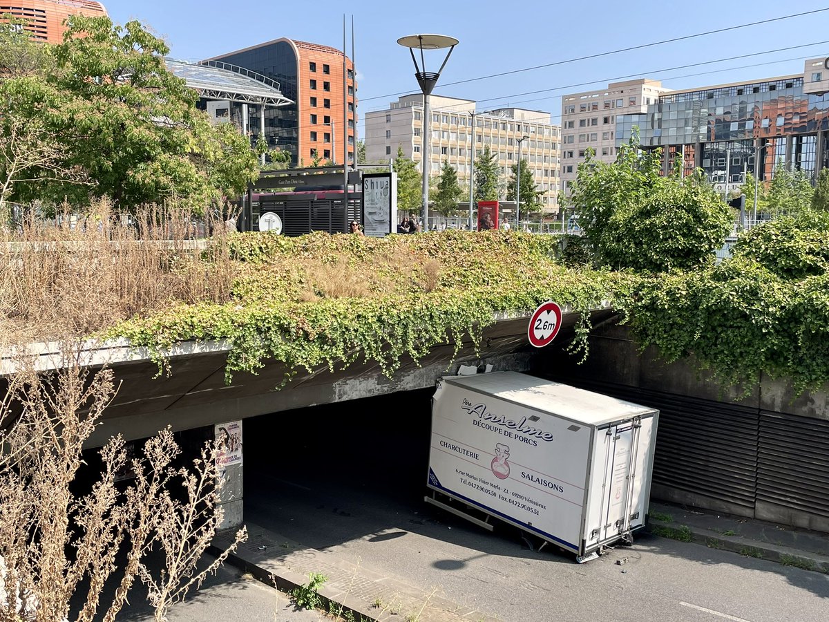 Rue de la Villette coupée sens sud - nord au niveau de t la trémie comme d’habitude ! Camion découpé ! #lyon  #partdieu #garepartdieu
