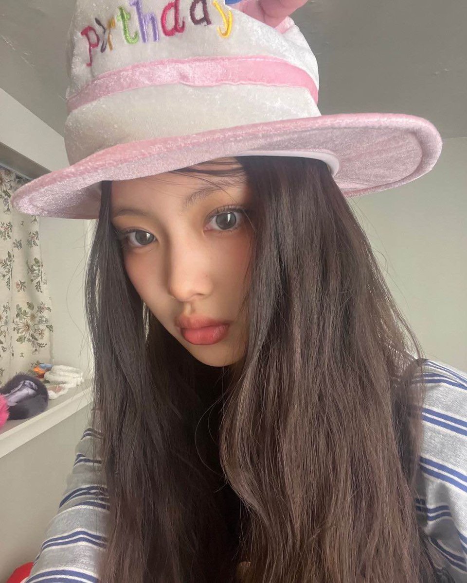 Feeling  on  top  of  the  world  today, taking  this  one  day  to  fully  𝘤𝘦𝘭𝘦𝘣𝘳𝘢𝘵𝘦  𝘮𝘺  𝘩𝘢𝘱𝘱𝘪𝘯𝘦𝘴𝘴  and  soak  in  every  joyful  moment. here’s  to  embracing  all  the  good  vibes. ᡣ𐭩