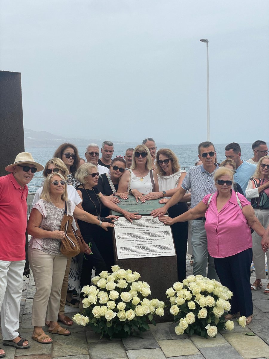 laradiocanaria's tweet image. 🟠En recuerdo a las víctimas del accidente, se celebrarán actos y ofrendas florales en Madrid y Gran Canaria. 

Ha tenido lugar una ofrenda floral en la Plaza de La Memoria de la capital grancanaria.

#InformativosCR