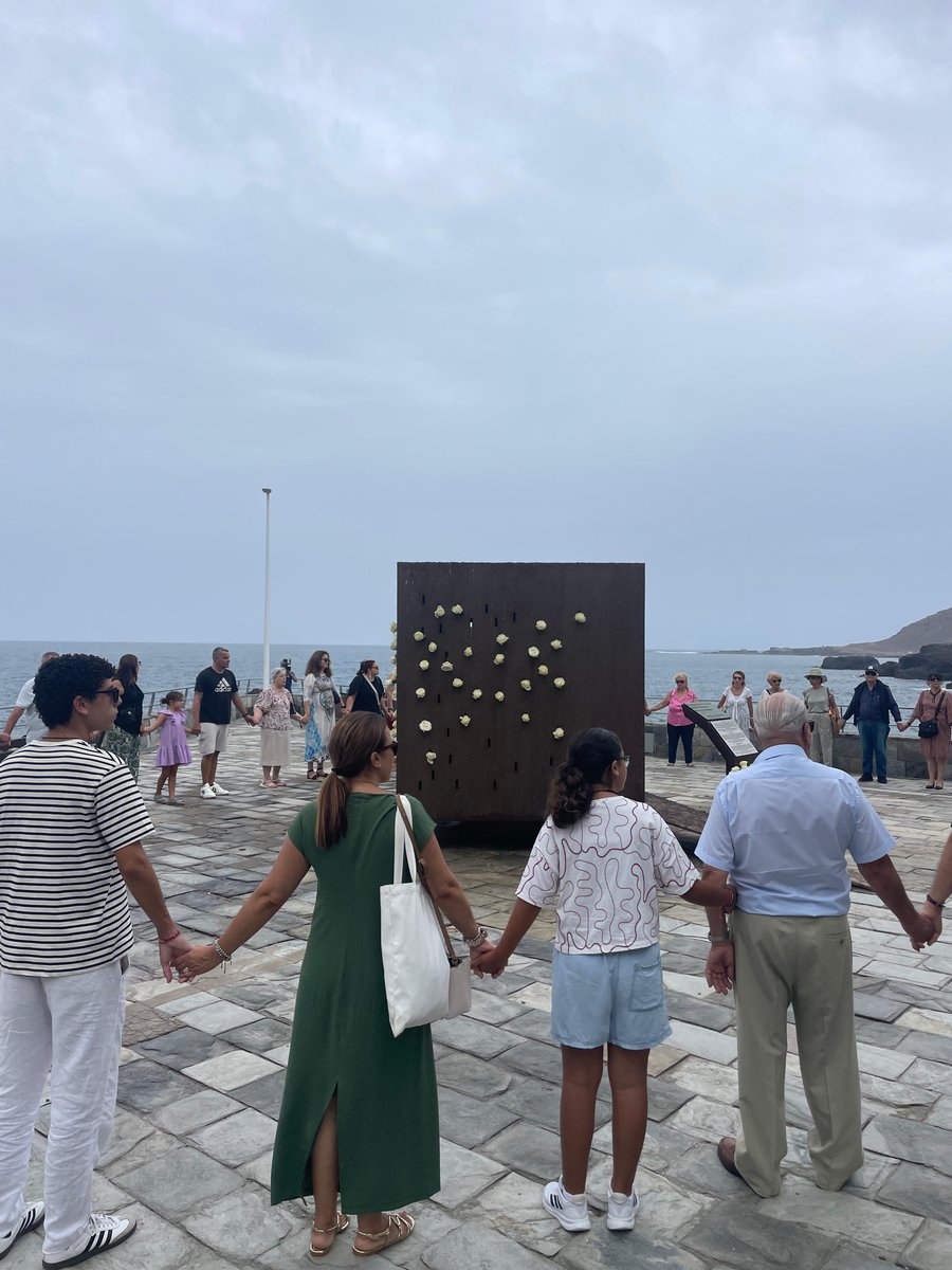 laradiocanaria's tweet image. 🟠En recuerdo a las víctimas del accidente, se celebrarán actos y ofrendas florales en Madrid y Gran Canaria. 

Ha tenido lugar una ofrenda floral en la Plaza de La Memoria de la capital grancanaria.

#InformativosCR