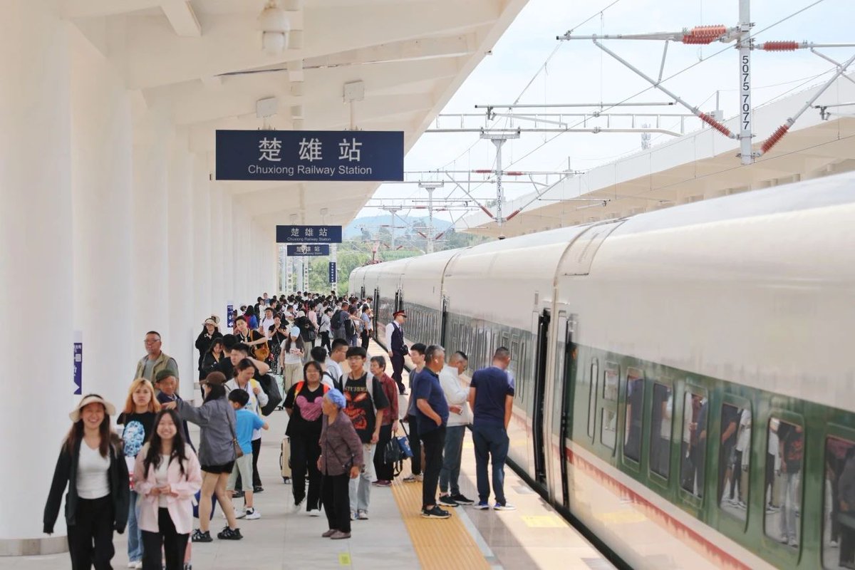 ChinaRailways's tweet image. Chuxiong city, situated in the Chuxiong Yi autonomous prefecture in #Yunnan province, has experienced a substantial rise in summer travelers. The staff at Chuxiong Railway Station, dressed in traditional Yi attire, provide warm and enthusiastic service. #TrainTravel #RailwayTime
