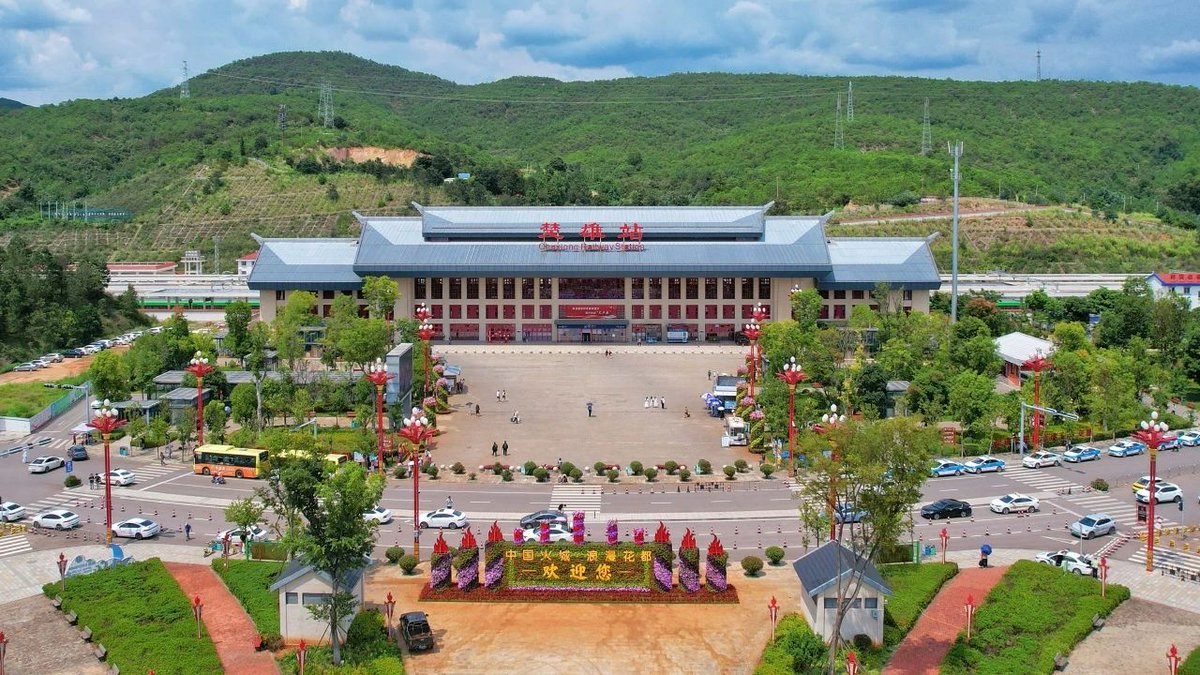 ChinaRailways's tweet image. Chuxiong city, situated in the Chuxiong Yi autonomous prefecture in #Yunnan province, has experienced a substantial rise in summer travelers. The staff at Chuxiong Railway Station, dressed in traditional Yi attire, provide warm and enthusiastic service. #TrainTravel #RailwayTime