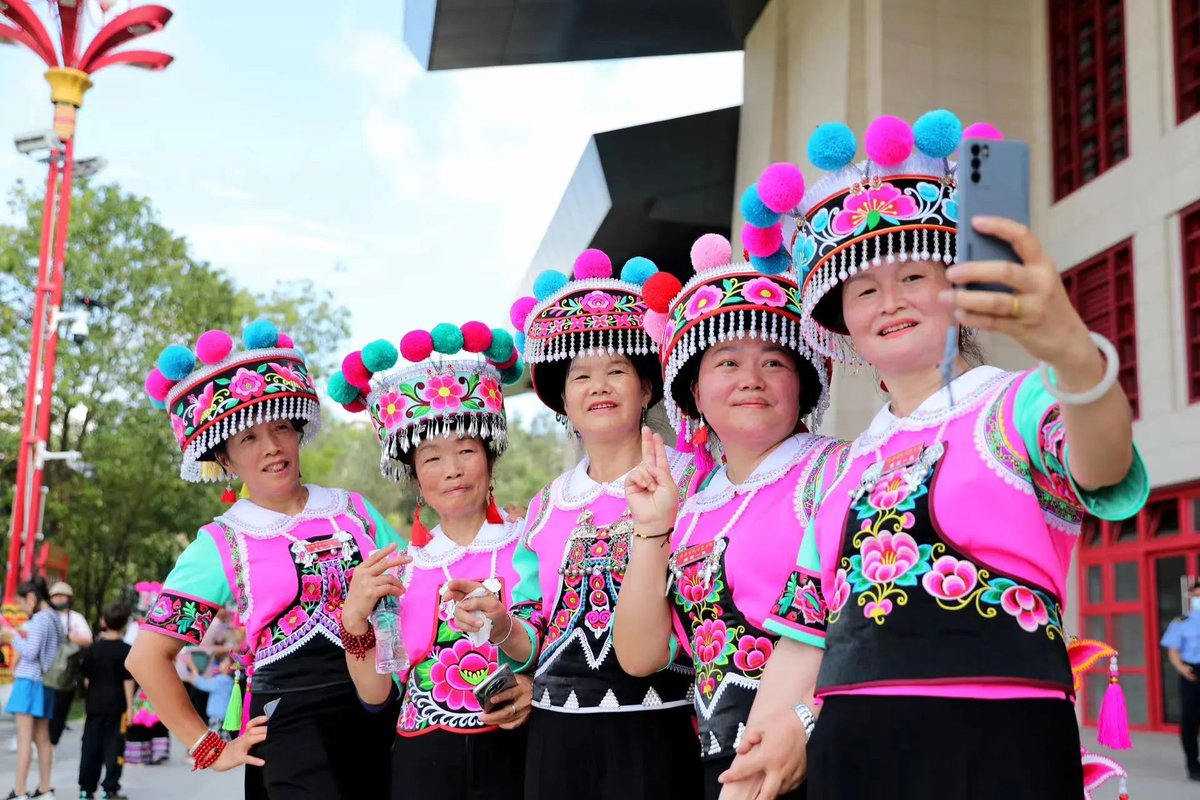 ChinaRailways's tweet image. Chuxiong city, situated in the Chuxiong Yi autonomous prefecture in #Yunnan province, has experienced a substantial rise in summer travelers. The staff at Chuxiong Railway Station, dressed in traditional Yi attire, provide warm and enthusiastic service. #TrainTravel #RailwayTime