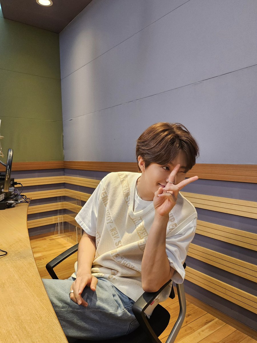 YOUNGJAExArs's tweet photo. PLAVE(플레이브) ‘Pump Up The Volume!' 
뮤직비디오에 달디의 깜짝 등장 이라니!!🤭✨

https://t.co/iPGT5KfLsA

#영재 #YOUNGJAE
@ChoiArs_YJ https://t.co/Kz8RZ3zEch