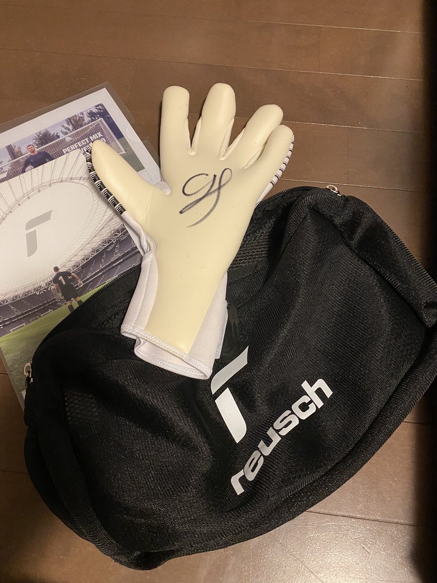 oRh4b0hOfArGibM's tweet image. わーい🙌
権ちゃんサイン入りキーグロ、届きました♪
小僧には内緒にしていたのでビビってます😁
 
#spulse
#権田修一
#reusch