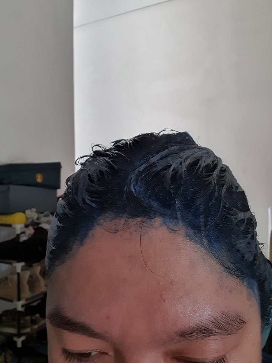 masharena_'s tweet photo. Jadi gini........

Pokoknya, ga usah lah iseng2 ya cat rambut kalo lg stress kata gue mah. Kembali lg dengan warna awut2an 🙏🥲🥲🥲

Uban2 gue warna biru, sisanya jd ijo dan ya udah gt aja. Sekian https://t.co/JU5UD2ApUQ