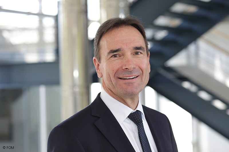 🚀 Prof. Dr. Wolf-Dieter Hiemeyer verstärkt die Leitung des KompetenzCentrums für Marketing &amp; #SalesManagement der FOM! Mit über 17 Jahren Erfahrung in #Marketing &amp; #Vertrieb bringt er neue Impulse. Spannende Projekte, u. a. ein Buch zu #KI, stehen an: fom-blog.de/2024/8/prof-dr….