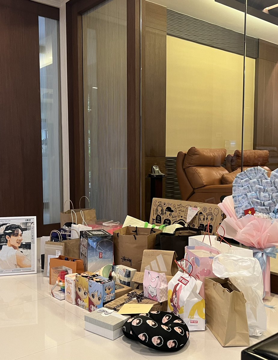 ryuptb's tweet photo. ขอบคุณทุกคนมากๆเลยนะครับสำหรับงานวันนี้ ขอบคุณสำหรับของขวัญทุกชิ้น ขอบคุณที่เสียสละเวลามาเจอกัน บางคนมาไกลๆมากๆๆเพื่องานนี้เลย จริงๆอยากคุยกับทุกคนอยากถ่ายรูปกับทุกคนเยอะๆ มี��ะไรอยากบอกทุกคนอีกเยอะเลยครับ แต่ขอ��ค่พูดสั้นๆว่ารักนะครับ🤍 ไว้เจอกันงานหน้านะครับ🥹🙏🏻 https://t.co/HuSbuO7xQi