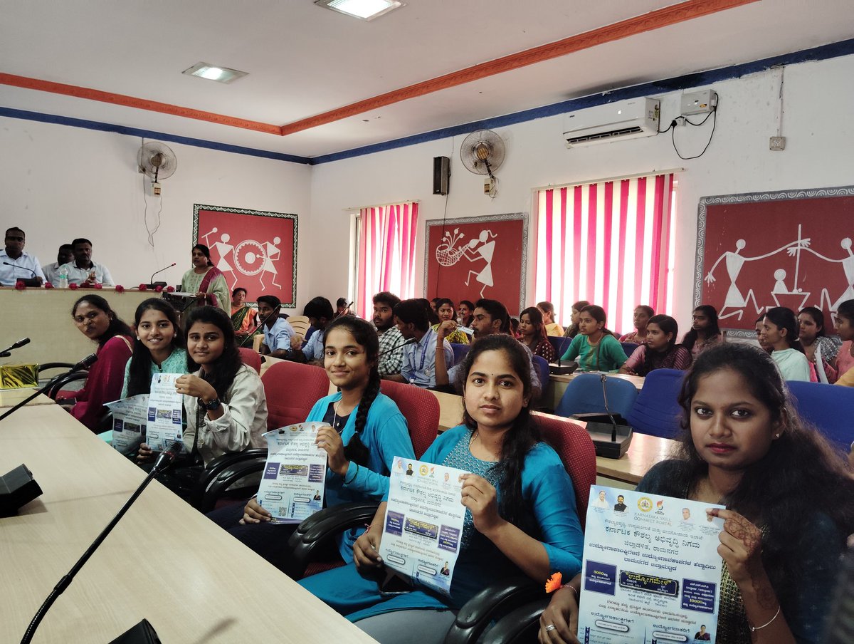 Icecpt1998's tweet photo. ರಾಮನಗರ ಜಿಲ್ಲಾ ಮಟ್ಟದಲ್ಲಿ 8-30-24 ರಂದು ಹಮ್ಮಿಕೊಂಡಿರುವರು ಉದ್ಯೋಗ ಮೇಳ ಕುರಿತು ಚ.ತಾ.ಪಂ ಸಭಾಂಗಣದಲ್ಲಿ ಮಾನ್ಯ ಕಾರ್�� ನಿರ್ವಾಹಕ ಅಧಿಕಾರಿ ರವರು ಹಾಗೂ ಇತರ ಅಧಿಕಾರವರ ನೇತೃತ್ವದಲ್ಲಿ ಡಿ.ದೇವರಾಜ ಅರಸುರವರ 109 ನೇ ಜನ್ಮ ದಿನಾಚರಣೆಯ ಸಮಾರಂಭದಲ್ಲಿ ಭಿತ್ತಿಪತ್ರಗಗಳ ನ್ನುಬಿಡುಗಡೆ ಮಾಡಲಾಯಿತು. https://t.co/5JcL9ot6Bc