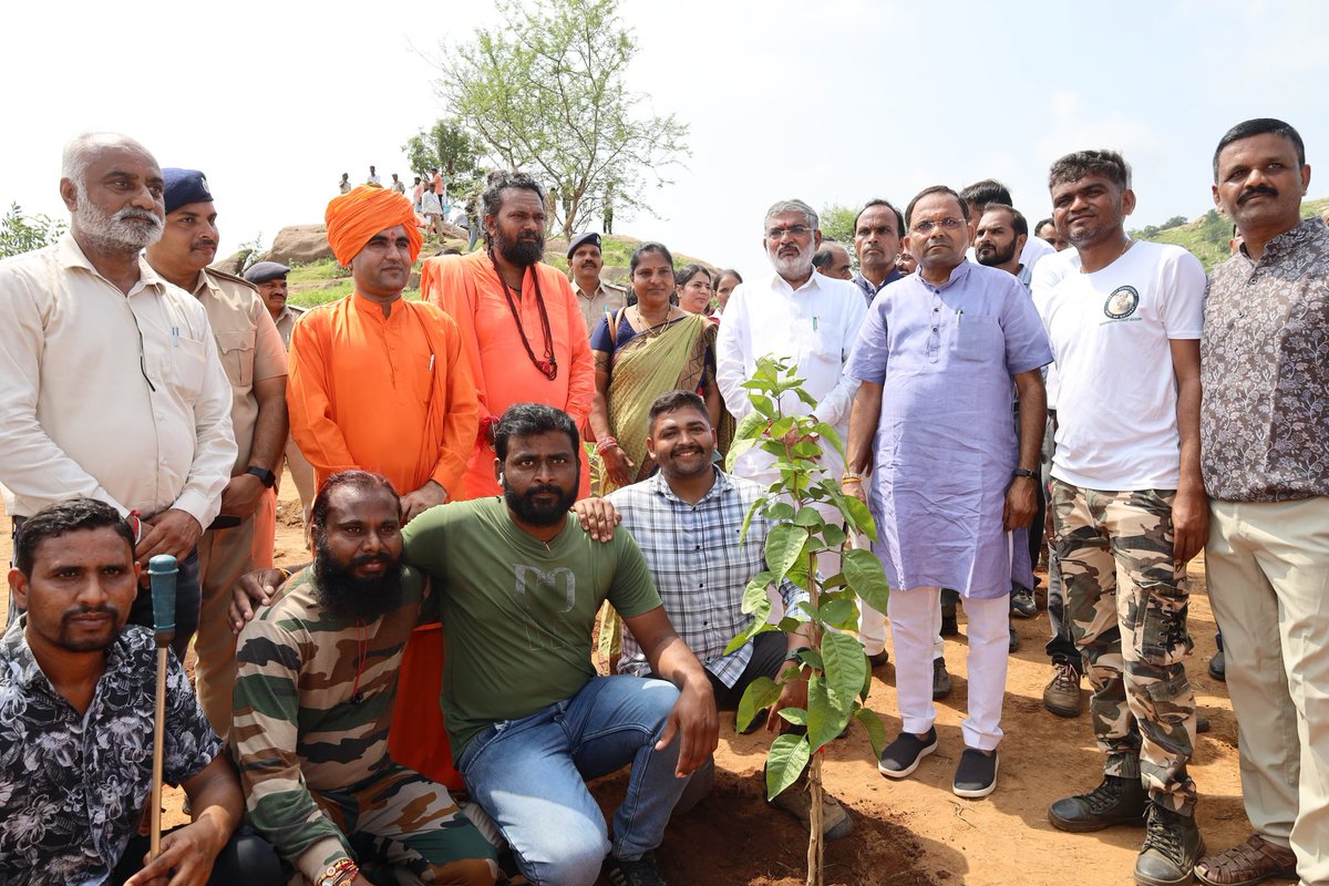 પર્યાવરણ બચાવવા માટે સંકલ્પબદ્ધ બનીએ,
વૃક્ષ સંવર્ધનનો મહિમા કરીએ !

માનનીય વડાપ્રધાન શ્રી <a href="/narendramodi/">Narendra Modi</a> સાહેબના આહ્વાનથી આપણા દેશ, આપણા રાજ્ય, આપણા પંથકને હરિયાળું બનાવવાના સંકલ્પ સાથે ' #एक_पेड़_माँ_के_नाम ' અભિયાન અંતર્ગત ઈડર ખાતે શ્રીમદ્દ રાજચંદ્ર અરવલ્લી ગિરીમાળામાં અંદાજિત