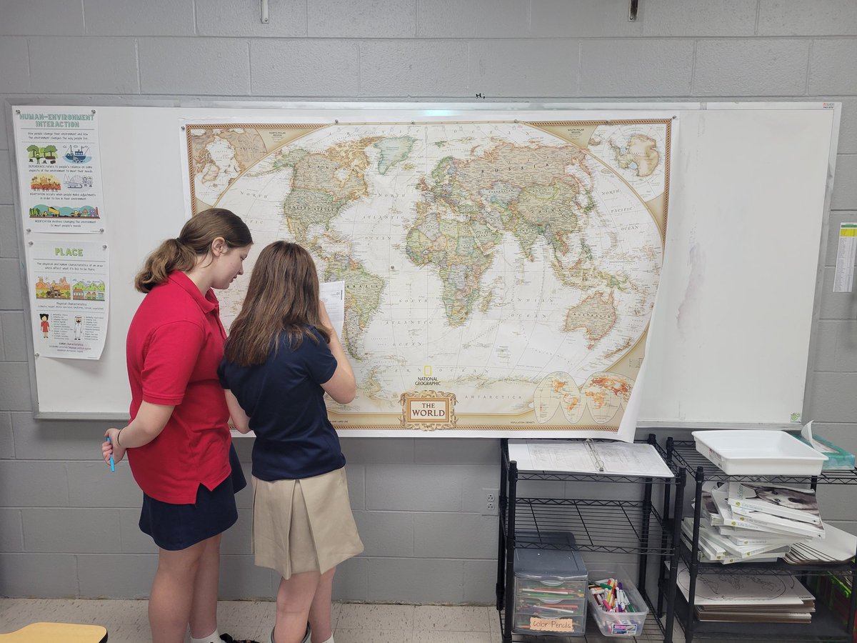 leevwilson711's tweet photo. Learning to read Latitude and Longitude in Geography at @RossvilleAcad. We love 7th grade! #ThisisRtown https://t.co/Xkjl7YyjQq