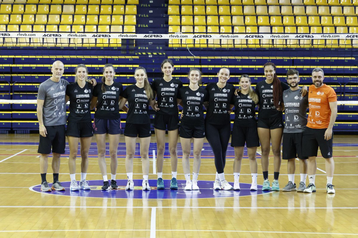 🏐Comenzamos #DirectoMARCA escuchando a Fran Carballo y María Barrasa en el primer día de entrenamiento del <a href="/cvjavolimpico_/">CV JAV Olímpico</a>. 

💬 Whatsapp: 626 65 71 49
📻 88.2 / 98.3 (SUR) / 104.5 (LZN)
💻 radiomarcagrancanaria.com
📲 App para Android y iPhone