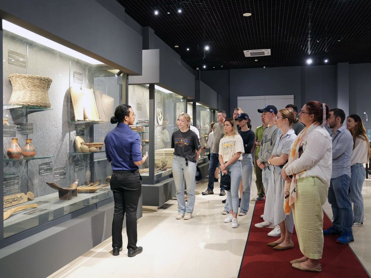 އޮސްޓްރޭލިއާ ޑިފެންސް ފޯސްގެ ވަފުދު ޤައުމީ ދާރުލްއާސާރަށް މިއަދު ކުރި ޒިޔާރަތުގެ ތެރެއިން

Today, delegates from the Australian Defense Force visited the National Museum of the Maldives. #Maldives #Australia #CulturalExchange