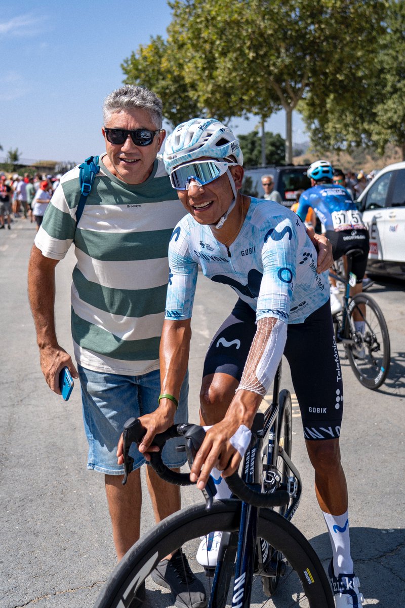 Movistar_Team's tweet photo. 🇪🇸 #LaVuelta24 

Plasencia -donde recibimos el premio al mejor equipo de la 3ª etapa- acoge este martes la salida del primer día de montaña.

Cabezabellosa (2ª), Piornal (1ª) y Miravete (3ª) serán el anticipo del duro Pico Villuercas, con el añadido -más de 2 km de doble dígito por hormigón- del Collado de Ballesteros.

Ⓜ️ @EnricMasNicolau, @NairoQuinCo y todo Movistar Team, a luchar en el segundo gran 'test' de la prueba

@lavuelta