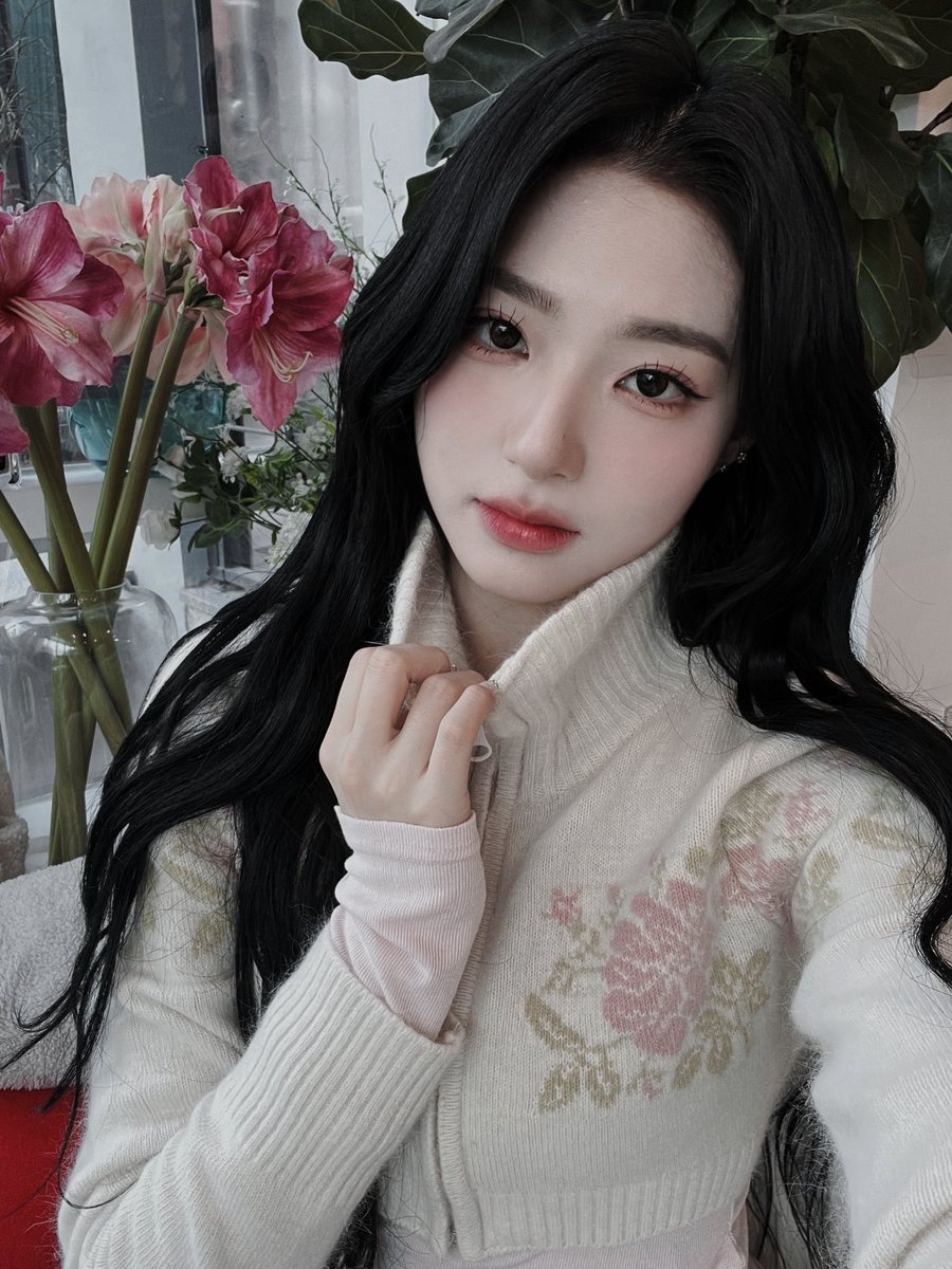 ﹙ઇઉ﹚  𝗮  𝗁𝗒𝗉𝖾𝗋-𝖿𝖾𝗆𝗂𝗇𝗂𝗇𝖾  𝗮𝗻𝗴𝗲𝗹  𓈒 𓈒 𓈒  𔒝
Like blossoms, we can prosper in the face of adversity, striving towards illumination while anchored in our roots. Let us revere the beauty of flora and permit their splendor to brighten our paths.